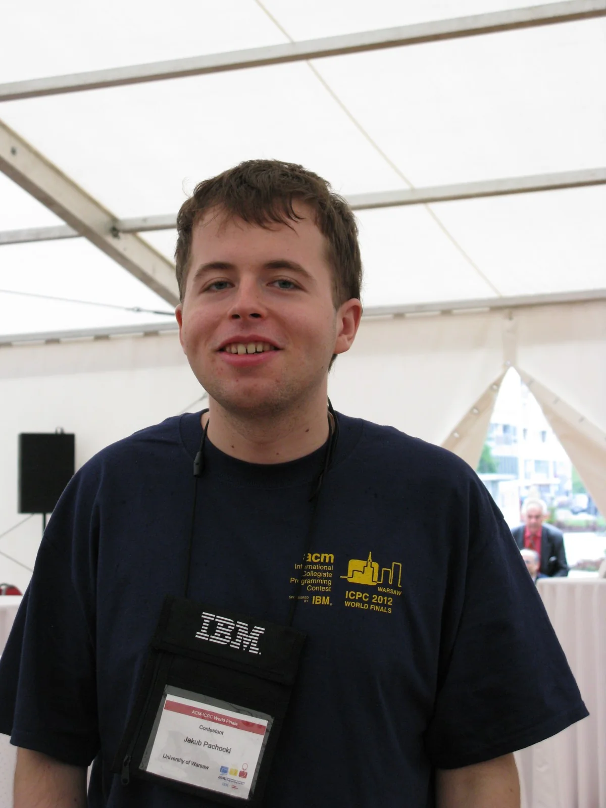 Retrat d’arxiu de Jakub Pachocki sota una carpa, el 2012.