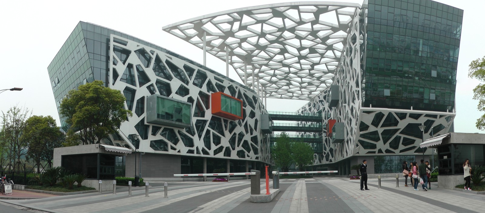 Seu d’Alibaba a Hangzhou, amb façanes de vidre i una plaça d’accés, el 2012.