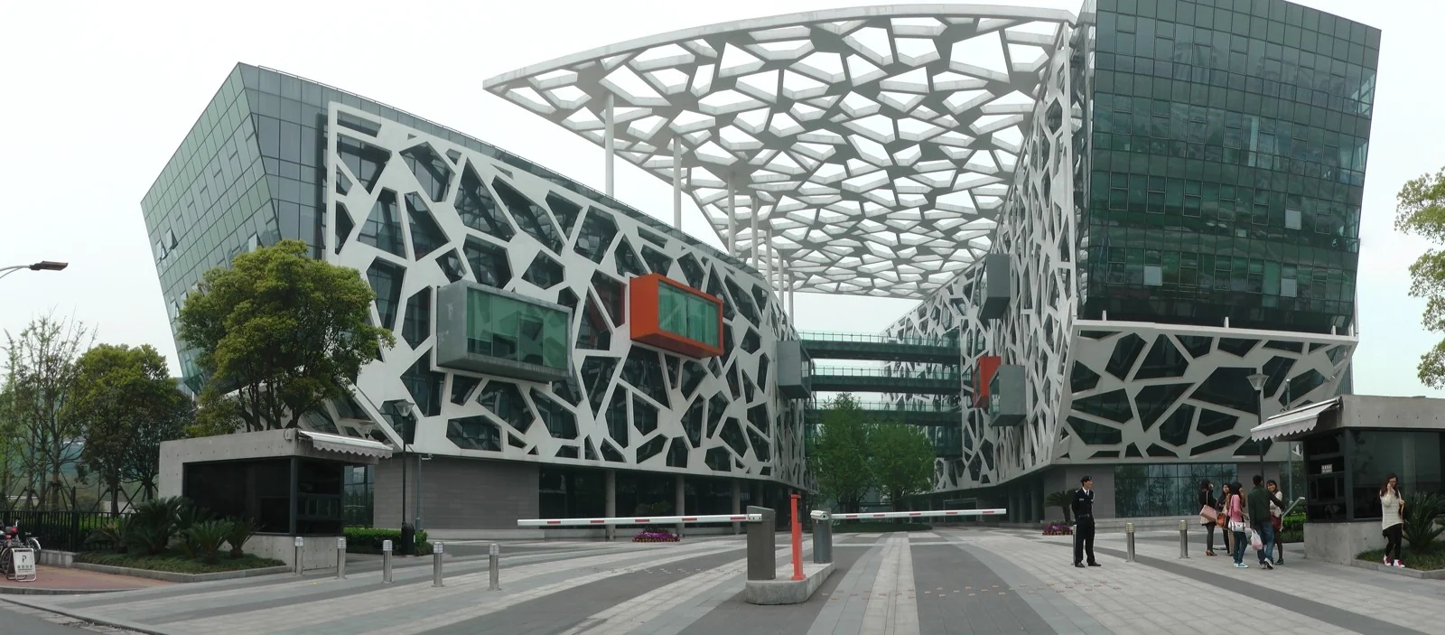 Seu d’Alibaba a Hangzhou, amb façanes de vidre i una plaça d’accés, el 2012.