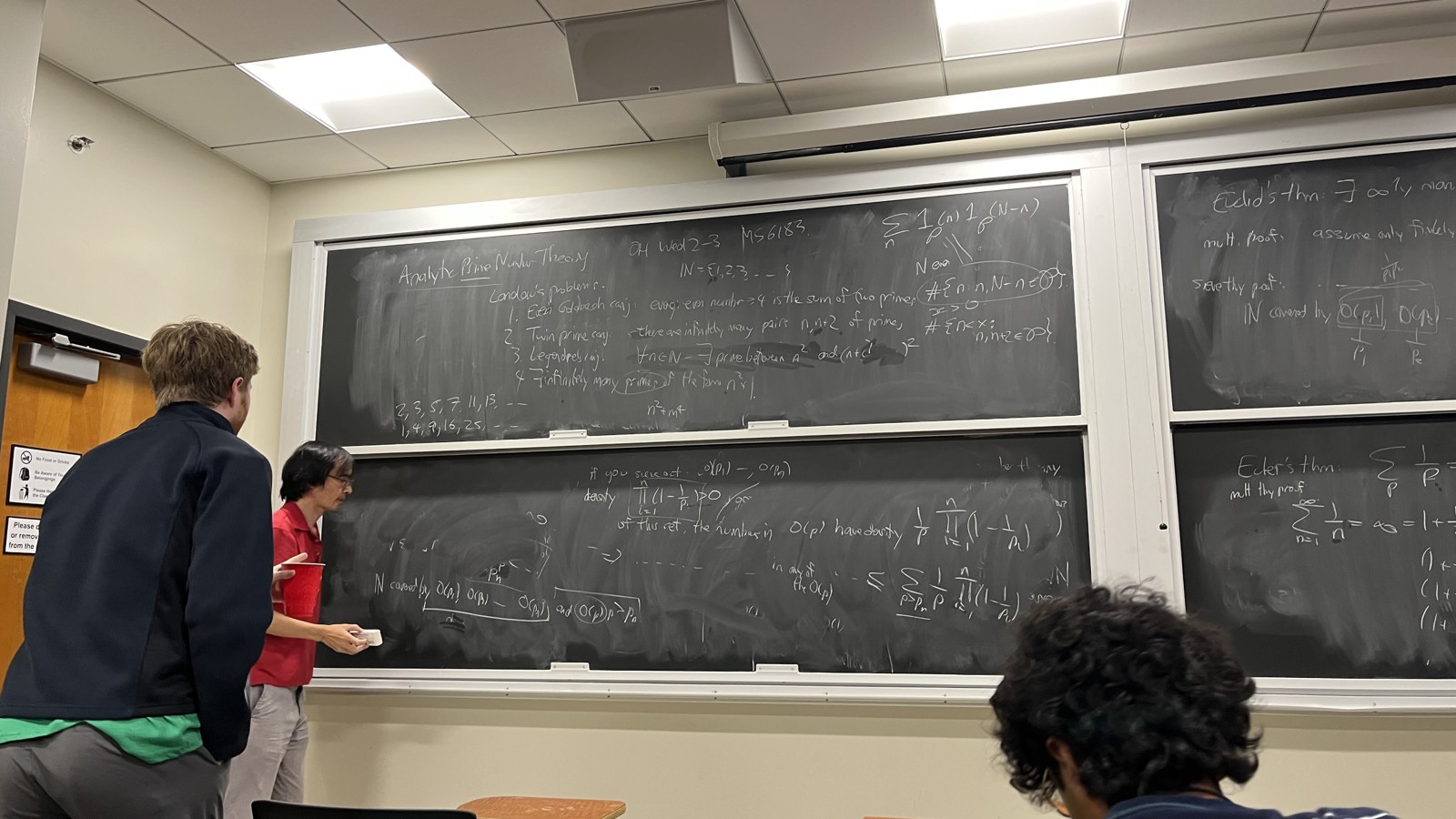 Terence Tao ante una pizarra durante una clase de teoría analítica de números primos en enero de 2025.