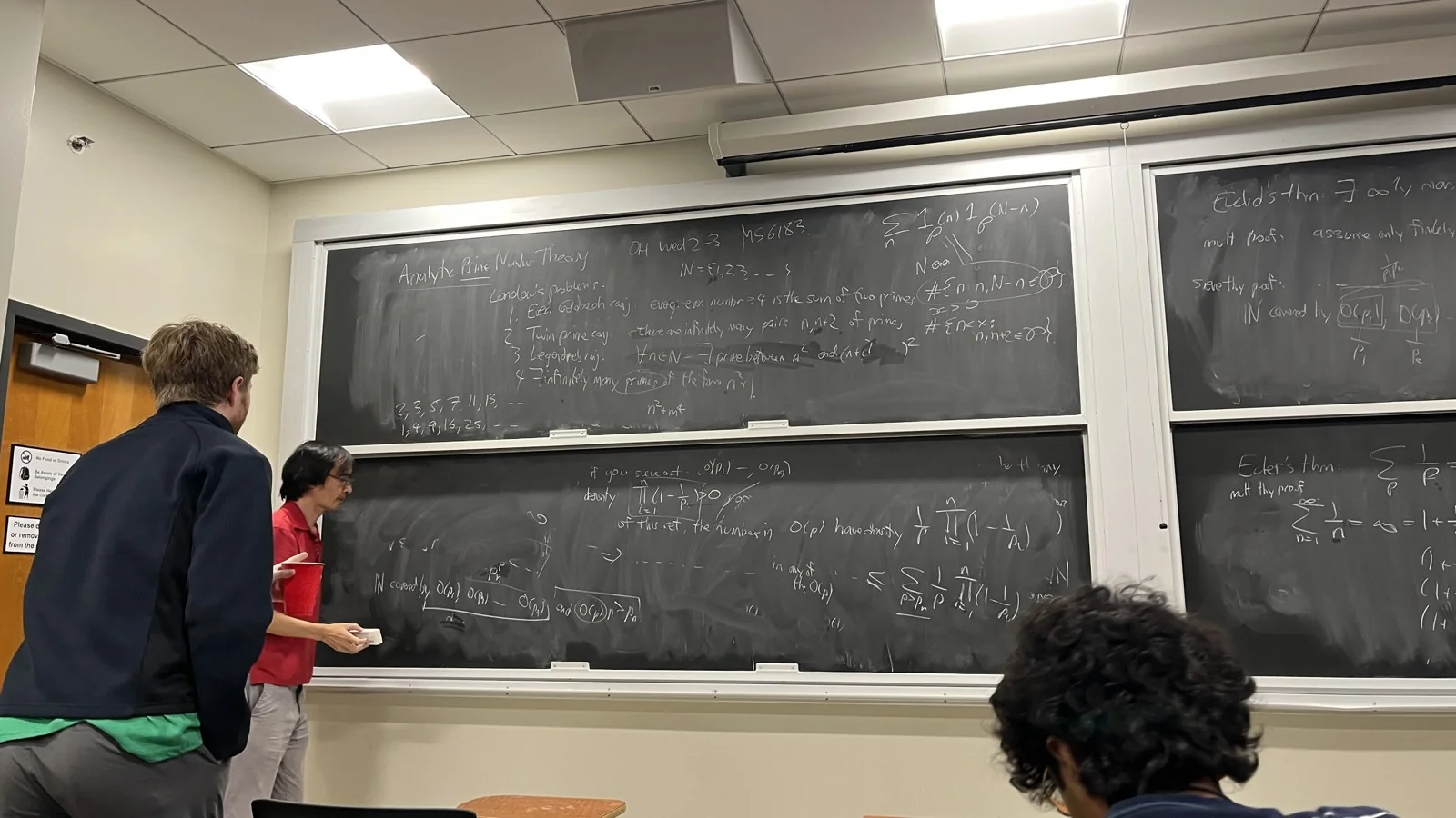 Terence Tao davant d’una pissarra durant una classe de teoria analítica dels nombres primers el gener de 2025.